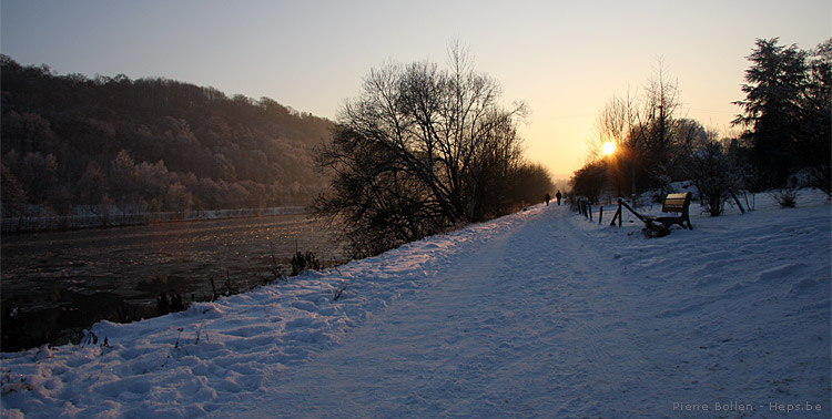 -15� ce 10 janvier 2009 � Beez, la Meuse commence � geler