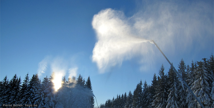 Ils sont fous ces Gaulois ... envoyer de la neige dans un beau ciel bleu ! (Gerardmer)