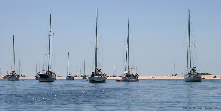 Gu�riden, dans l'archipel des Gl�nan (Bretagne). Une langue de sable au milieu de la mer 