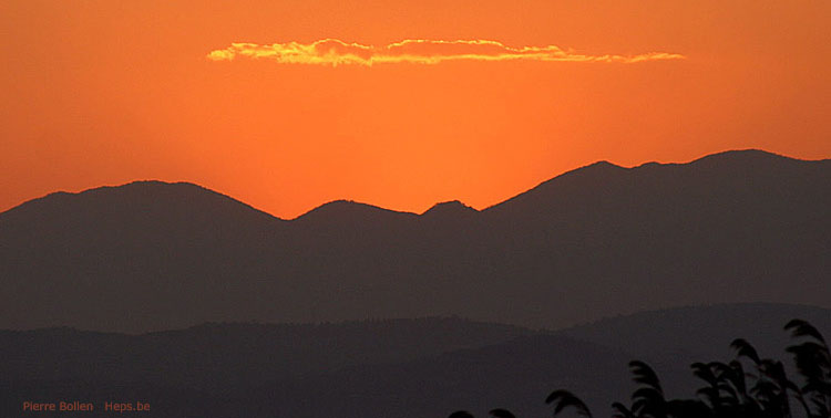 Coucher de soleil sur le montagne bordant le lac de Garde (Italie)