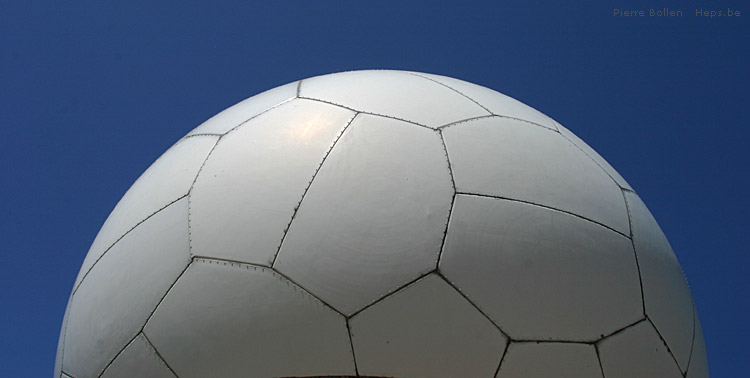 Non, ce n'est pas un ballon de foot � c'est un radar (Mont Ventoux - France)